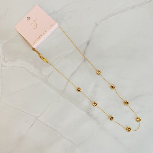 Collar delicado con flor de cuentas doradas
