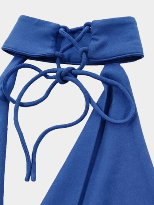 Vestido largo sin espalda, con cordones y sin mangas