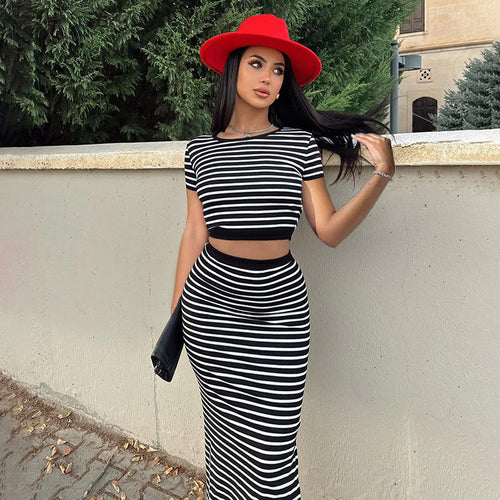Conjunto de falda para mujer con rayas, top casual sin espalda y corte ajustado.