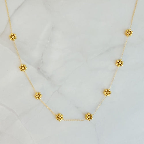 Collar delicado con flor de cuentas doradas