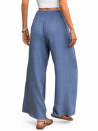 Pantalones azules de pierna ancha.