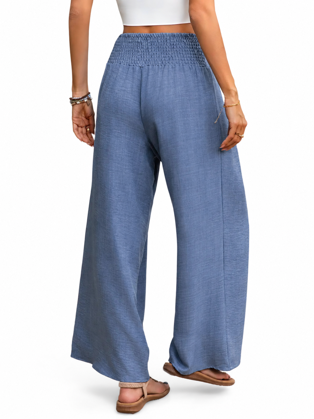 Pantalones azules de pierna ancha.