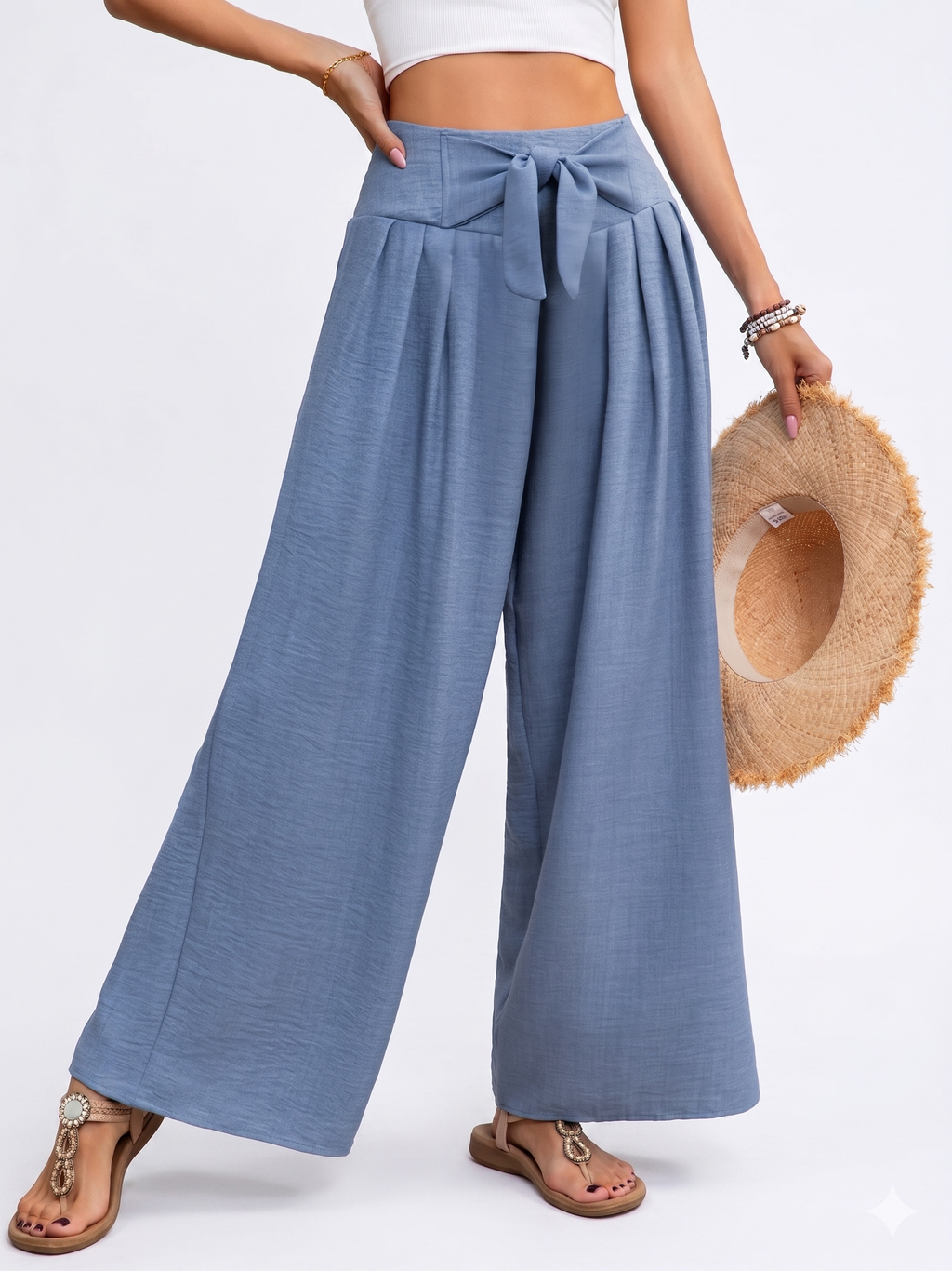 Pantalones azules de pierna ancha.