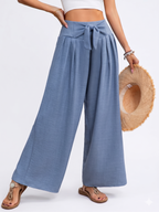 Pantalones azules de pierna ancha.