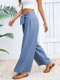Pantalones azules de pierna ancha.