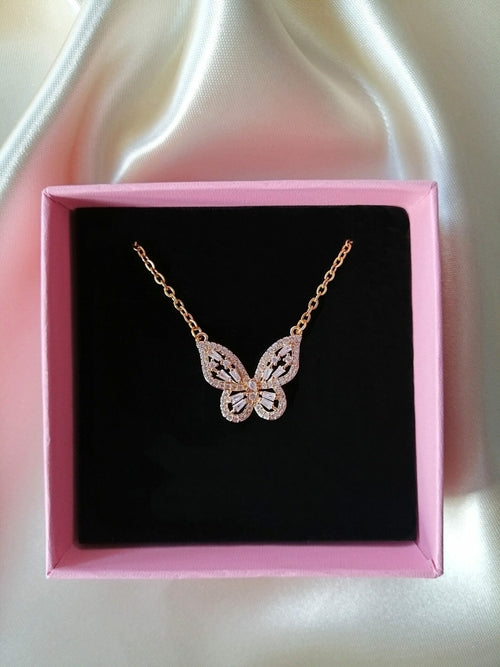 Collar con colgante de mariposa