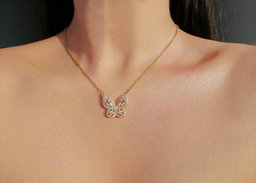 Collar con colgante de mariposa