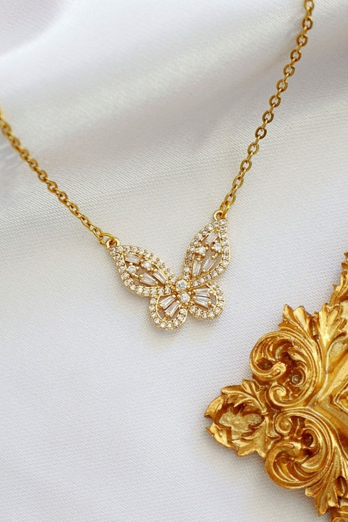 Collar con colgante de mariposa