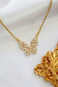 Collar con colgante de mariposa